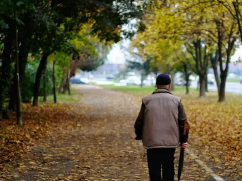 Cụ ông bán nhà 2 tỷ ở thành phố, về quê dưỡng già cùng em trai: 2 năm sau, tiền hết tình cũng chẳng còn