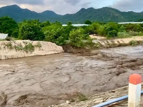 Vỡ hồ chứa nước tại trang trại ở Lâm Đồng, người dân hạ lưu khẩn trương di dời trong đêm