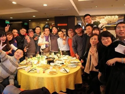 Đi họp lớp, hoa khôi bất ngờ hỏi vay 1,8 tỷ: Cả bàn bỏ về, chỉ mình tôi đồng ý và lời nói sau đó khiến tôi đơ người