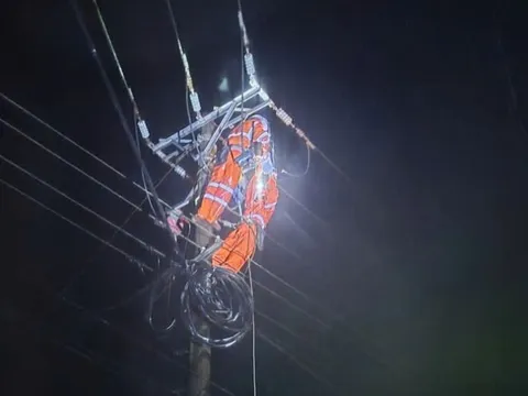 Gần 99% khách hàng miền Trung đã có điện trở lại sau lũ