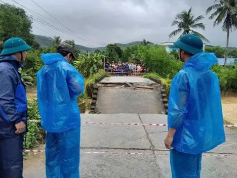 Sập cầu ở Quảng Ngãi, cả người và xe máy rơi xuống sông