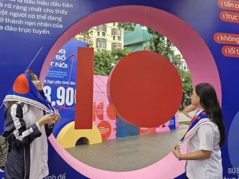 Khám phá triển lãm đa giác quan "Không một mình" trên phố đi bộ Hồ Gươm