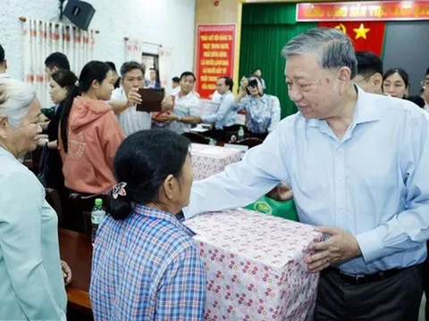 Phát huy tinh thần đoàn kết, chung tay giúp người dân Huế sớm ổn định sau mưa lũ