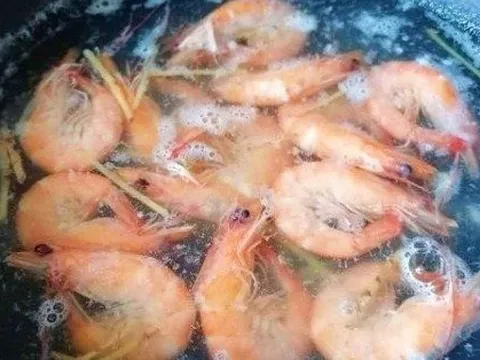 Đây chính là "kẻ thù" của mùi tanh: Cho vào khi luộc tôm, tức khắc lên màu đỏ au và ngon gấp bội