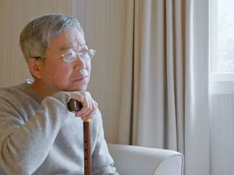 Con hỏi "Bố mẹ có bao nhiêu tiền tiết kiệm", tôi nghe lời vợ chỉ đáp một câu: 3 năm sau là người sống sung sướng nhất làng