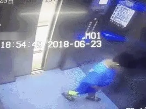 Đứa trẻ tè bậy trong thang máy, phản ứng của bà mẹ nhận được vô số lời khen ngợi: Đây chính là cách dạy con "chuẩn sách giáo khoa"