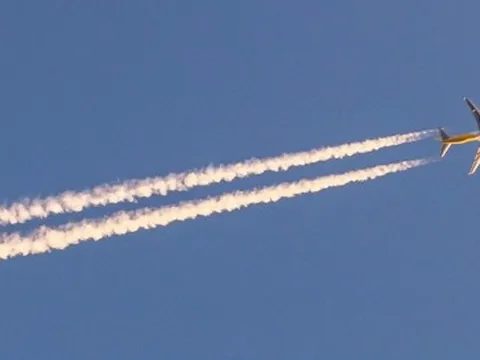 Vệt khói trắng kéo dài sau máy bay là gì, sự thật khiến nhiều người bất ngờ