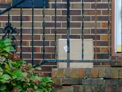 Người phụ nữ sốc nặng khi thấy tay người trong gói hàng mới nhận