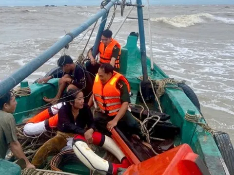 Cứu 2 thuyền viên bị chìm tàu trên biển