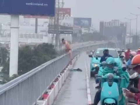 Người đàn ông cầm vật nhọn cứa cổ, nhảy xuống sông Sài Gòn