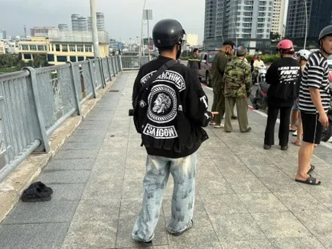 Nam sinh để lại dép, xe máy nhảy xuống cầu Thủ Thiêm 1 sau khi bị lừa 200 triệu đồng