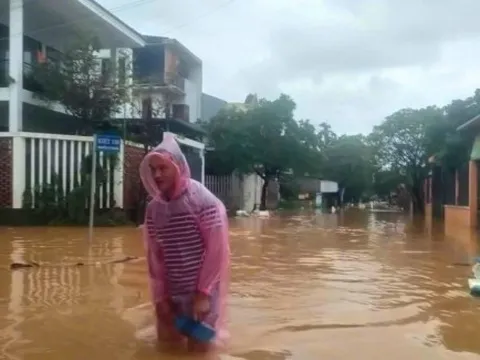 Lũ chưa rút hết, người dân Huế lại bàng hoàng nghe tin lũ ở thượng nguồn đang đổ về  
