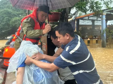 Nước lũ tại TP Huế dâng lên lần 3, lực lượng vũ trang tiếp tục vượt lũ cứu người