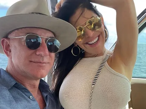 Jeff Bezos, Mark Zuckerberg 'ra khơi' với du thuyền dài hơn 100 m