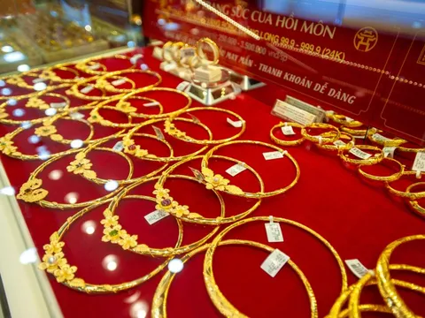 Giá vàng trong nước tiếp tục rơi