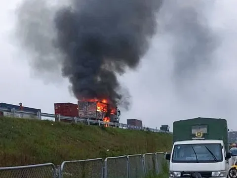 Xe tải bốc cháy dữ dội trên cao tốc Bắc Nam