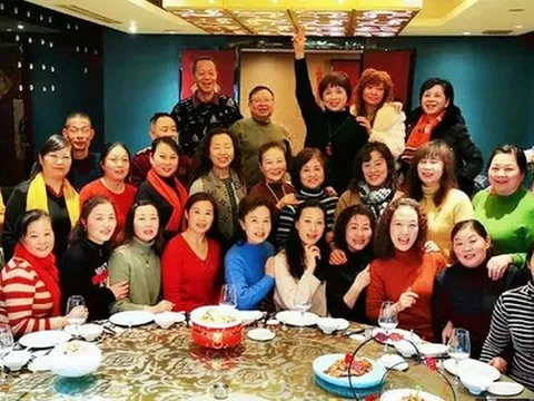 Đi họp lớp, người đàn ông đóng 1,8 triệu rồi xin về sớm: Hành động của bạn cũ sau đó khiến anh chết lặng