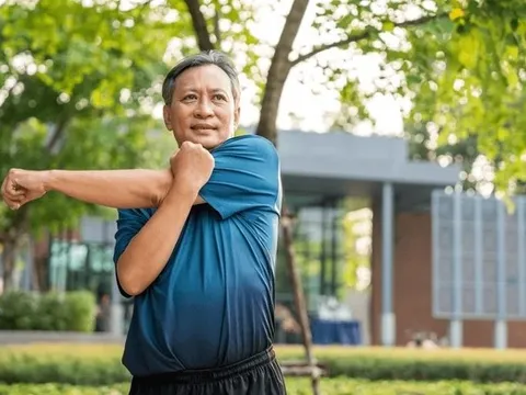 Đến tuổi 60, bài tập tốt nhất không phải chạy bộ hay yoga mà là 3 bộ môn này: Càng tập càng khoẻ, kéo dài tuổi thọ