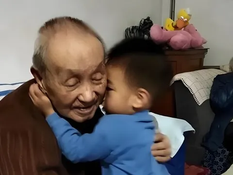 Bài văn "Ông tôi" của cậu bé lớp 2 giành giải Nhì toàn quốc, chỉ 26 chữ nhưng khiến ai cũng rơi lệ