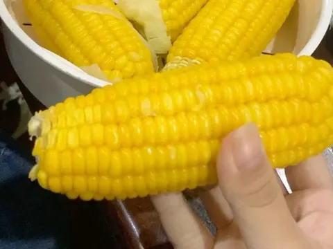 Tại sao nên thêm muối mà KHÔNG PHẢI ĐƯỜNG khi luộc ngô? Có 3 sự thật bất ngờ