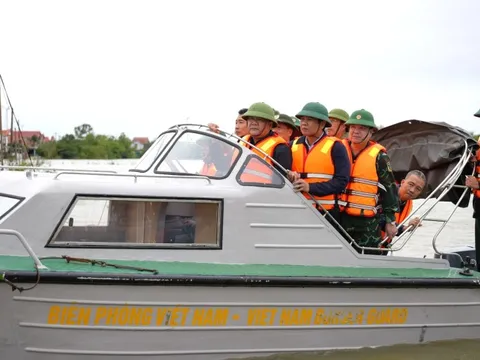 Chủ tịch tỉnh Quảng Trị lội nước, thăm người dân vùng ngập lụt