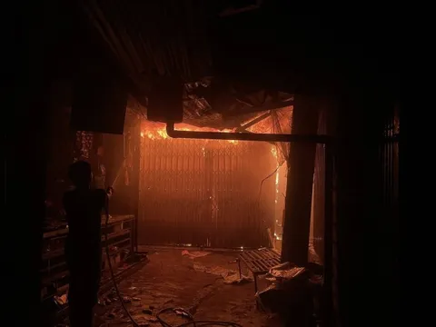 Chợ Bình Dương ở Gia Lai bất ngờ cháy lớn trong đêm, lửa khói cuồn cuộn