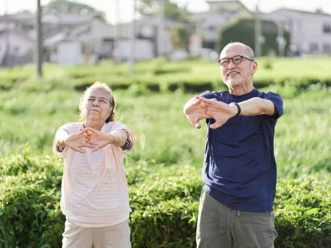 Khi bạn đến tuổi 60, cách tốt nhất để sống khoẻ, kéo dài tuổi thọ không phải tập thể dục nhiều mà là 4 thói quen này