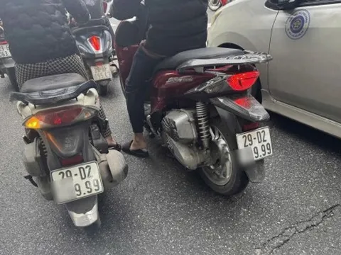 Công an Hà Nội thông tin về trường hợp 2 xe mô tô gắn cùng 1 biển kiểm soát