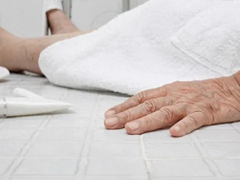 Người đàn ông 51 tuổi tử vong vì thói quen tắm đêm theo cách "vạn người mê"