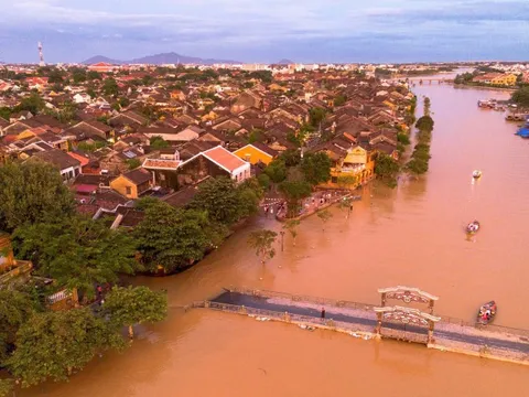 Phố cổ Hội An tấp nập khách nước ngoài sau lũ lịch sử