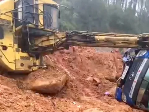 Sạt lở đất làm đổ máy múc và xe tải, 2 người bị thương