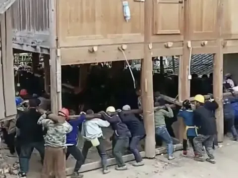 Tin được không: 200 người làm “thần đèn” di chuyển thành công ngôi nhà nặng 6 tấn đi 30m, chủ nhà khẳng định “Không ai lấy tiền công”