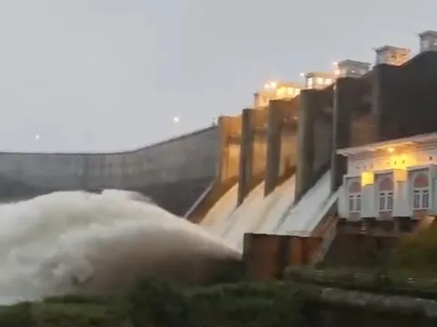 Clip: Nhiều hồ chứa ở Khánh Hòa xả lũ thêm 5 ngày, cảnh báo có nơi ngập 2m