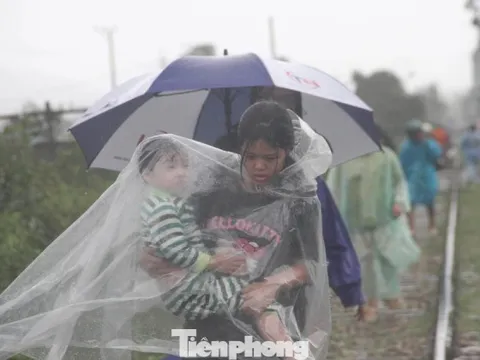 Nước lũ có nơi ngập 2m, người dân Quy Nhơn lên đường ray tìm nơi trú nạn