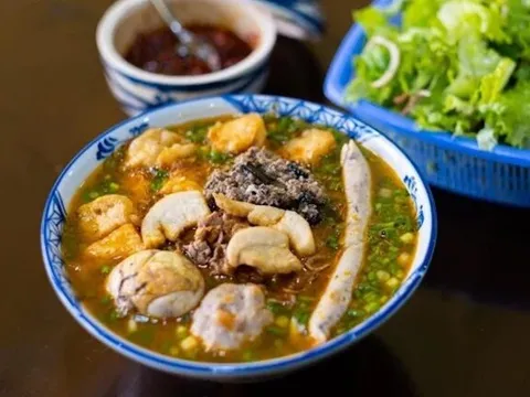 Rau gia vị đắt hơn thịt, chủ quán bún phở rập rình tăng giá để bù lỗ