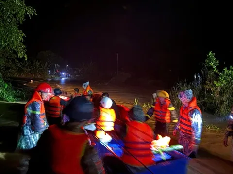 CLIP: Giải cứu 180 người dân ra khỏi vùng nguy hiểm trong đêm