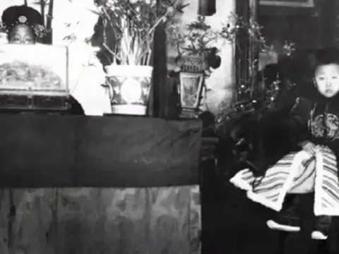 Phổ Nghi khóc thét khi đăng cơ, cha ruột liền vỗ về bằng 6 chữ: Về sau từng chữ đều ứng nghiệm