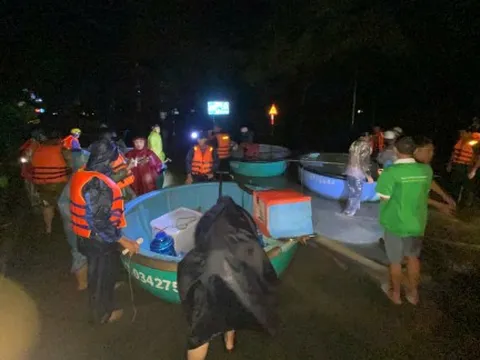 Công an Đắk Lắk chạy đua với lũ dữ, cứu hộ xuyên đêm