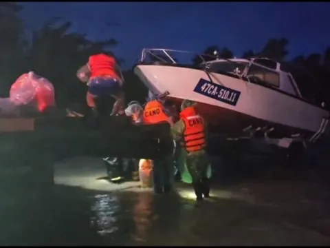 Người phụ nữ chuyển dạ mắc kẹt trong vùng lũ, người nhà lên mạng cầu cứu