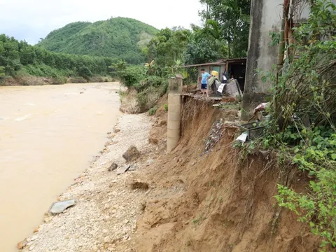CLIP: Người dân kêu lũ dữ do thủy điện, chủ đầu tư nói do thiên tai