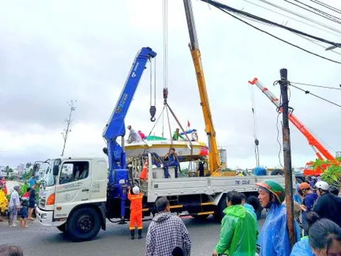 KHPC điều động xe cẩu vận chuyển ca nô cứu hộ hỗ trợ người dân vùng ngập sâu