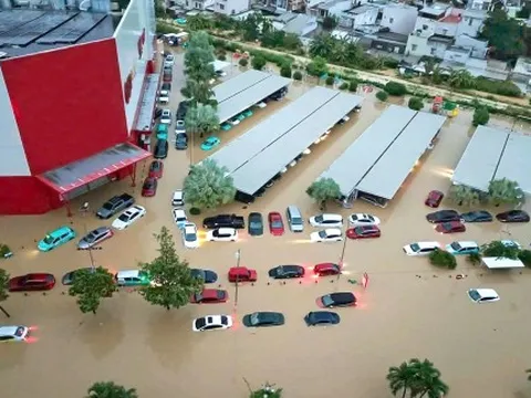 Người miền Trung chới với trong trận lũ lớn kinh hoàng