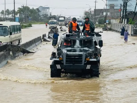 Quân khu 5 điều động xe thiết giáp tiếp tế khẩn cấp lương thực cho người dân vùng lũ