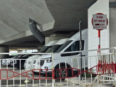 Bãi đỗ xe gầm cầu Trần Thị Lý vẫn bất chấp tối hậu thư, tiềm ẩn nguy cơ cháy nổ
