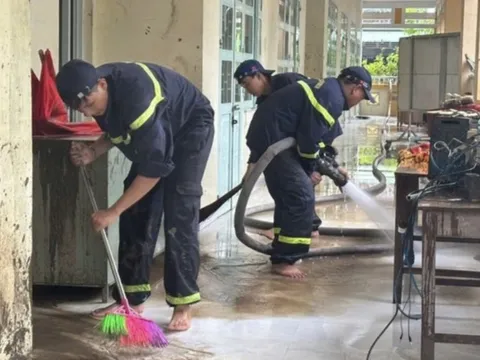 Công an TPHCM chi viện khẩn cấp hỗ trợ bà con vùng lũ