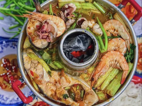 Lẩu "than thở" nổi tiếng miền Tây: Rực rỡ sắc màu, nấu trong chiếc nồi như miệng núi lửa