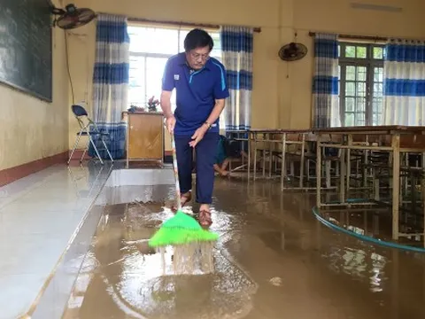 Bị cô lập trong lũ dữ, thầy hiệu trưởng cầm cự suốt 36 giờ với 1 trái xoài