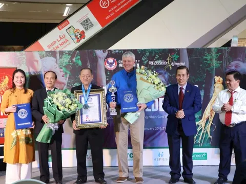 Ông Đặng Đức Thành xác lập Kỷ lục thế giới với bộ sách nhân sâm Wisconsin