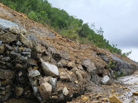 Cận cảnh bùn, đất tràn xuống đường vành đai ngàn tỉ ở Đà Nẵng
