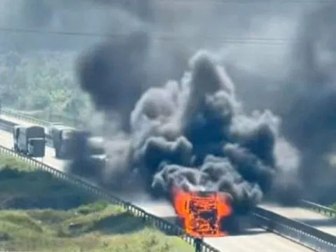 Xe tải bốc cháy ngùn ngụt, cột khói cao cả chục mét trên cao tốc